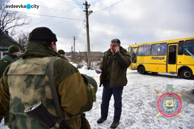 Полицейский служебный автобус  будет возить людей из старой части Авдеевки в центр города (ФОТО)