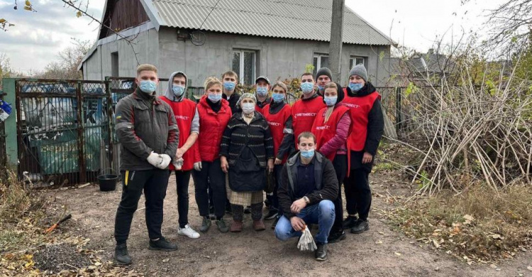 Молодёжь АКХЗ помогла одинокой, пожилой женщине подготовить дом к зиме 