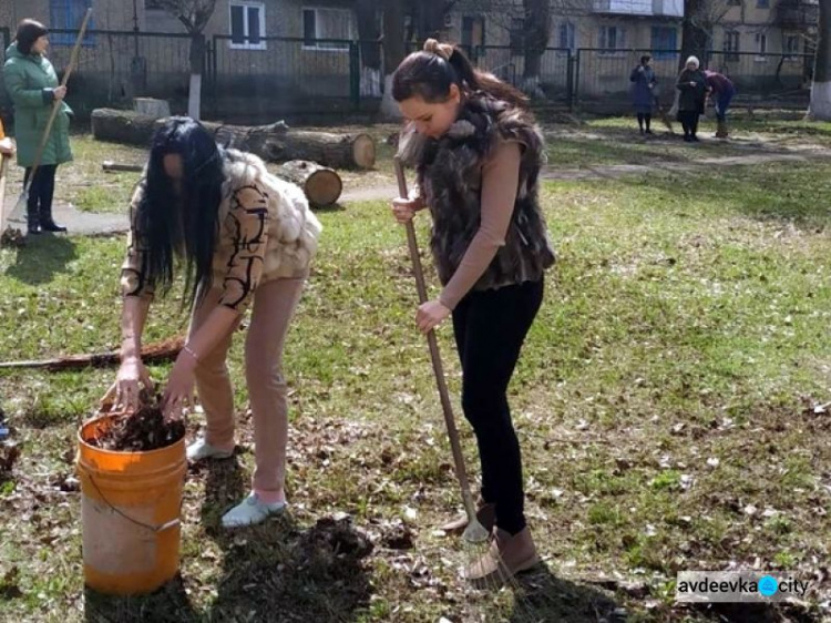 Працівники структурних підрозділів ВЦА Авдіївки влаштували велике прибирання