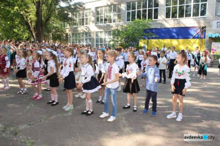 В школах Авдеевки ярко и трогательно отшумели последние звонки (ФОТОРЕПОРТАЖ)