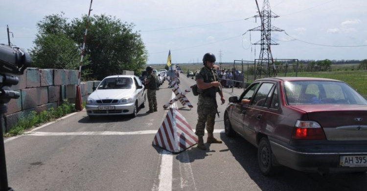 На КПВВ Донбасса растут очереди автотранспорта