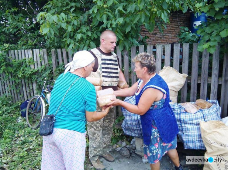 Авдеевские "симики" порадовали детвору из "Чебурашки" подарками от волонтеров (ФОТО)