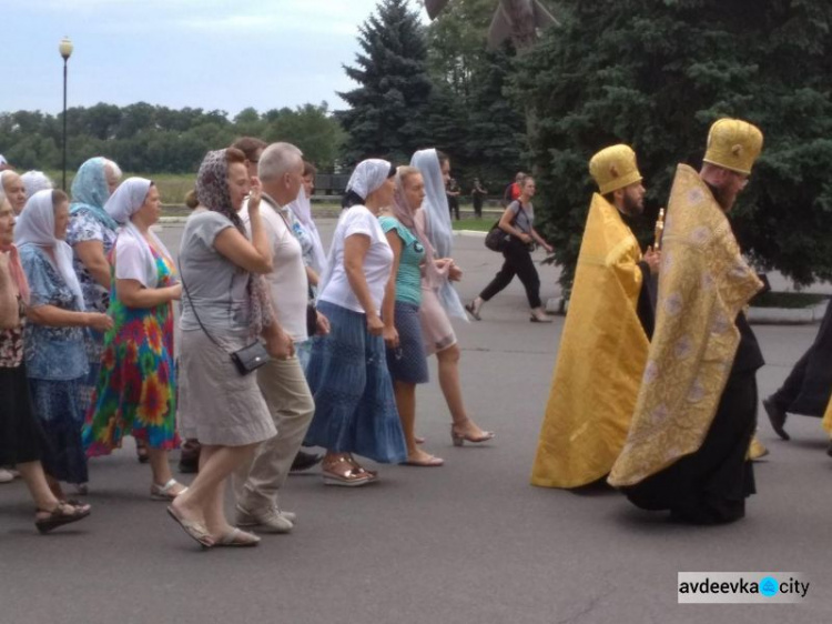 Авдеевка массово помолилась за мир: фоторепортаж