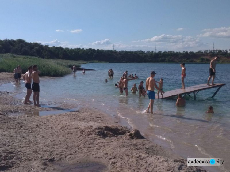 На авдеевских "Мальдивах" открыли пляжный сезон (ФОТО)