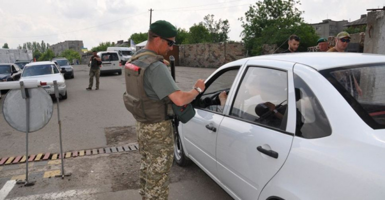 На КПВВ Донбасса у граждан изъяли комплектующие к оружию и крупную партию контрабанды