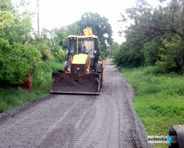 В Авдіївці комунальники взялися за зруйновані дороги в старій частині міста