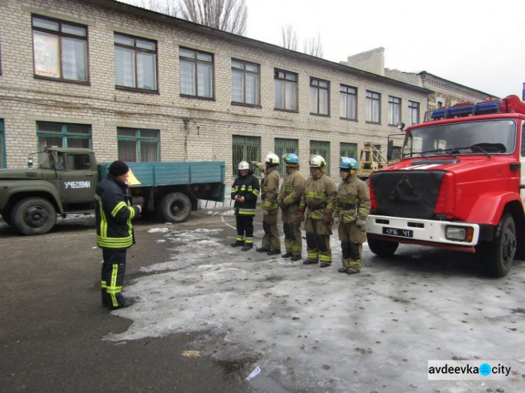 В Авдеевке пожарные проверяют помещения для голосования (ФОТО)