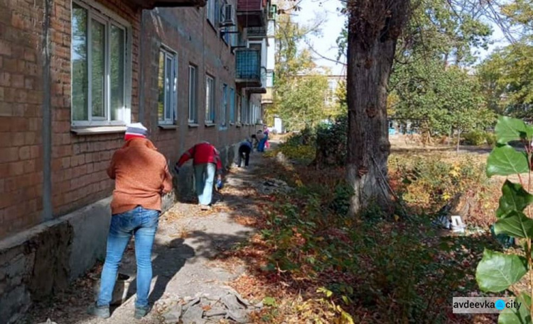 Авдеевские коммунальщики готовят дома к зиме