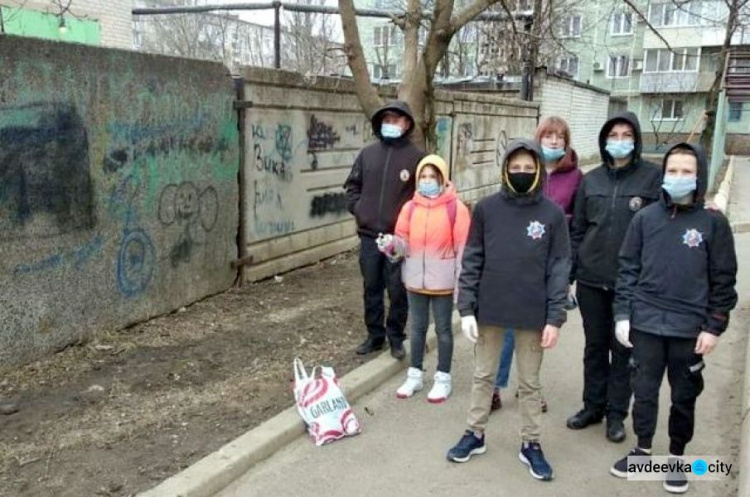 Правоохоронці та лігівці Авдіївки знищили рекламу наркотиків