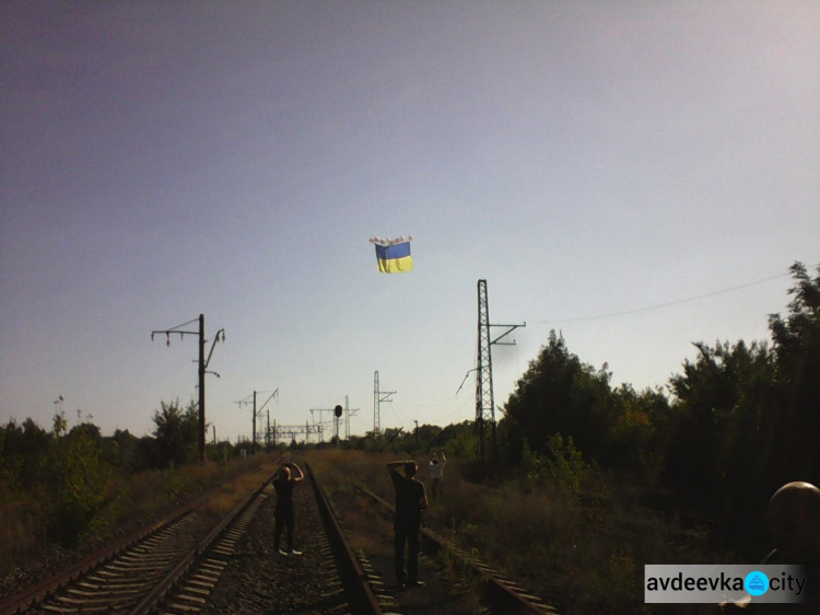 «Атака» из Авдеевки – огромный флаг Украины полетел к Донецку (ФОТО + ВИДЕО)