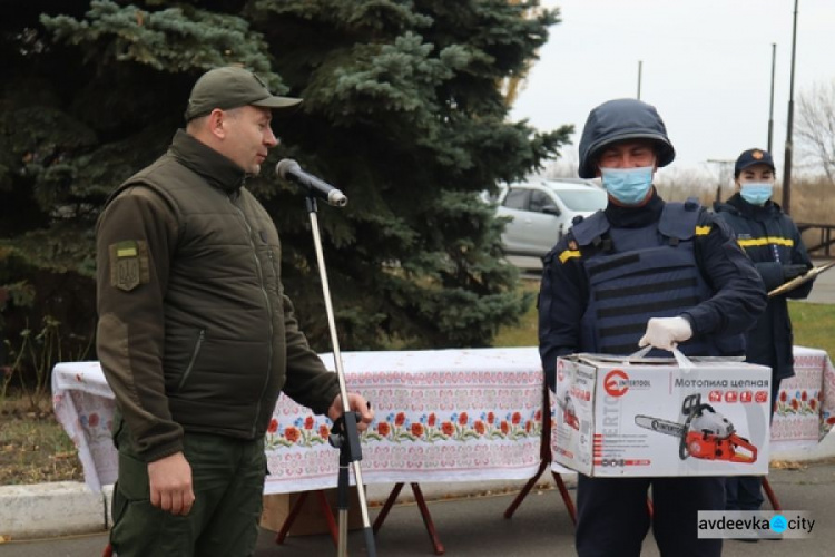 В Авдіївці відзначили рятувальників, які відновлювали прифронтову Донеччину