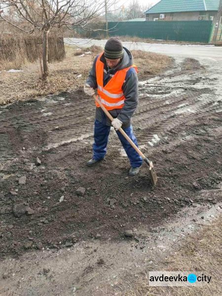 В Авдеевке продолжаются работы по благоустройству ( Фотофакт)