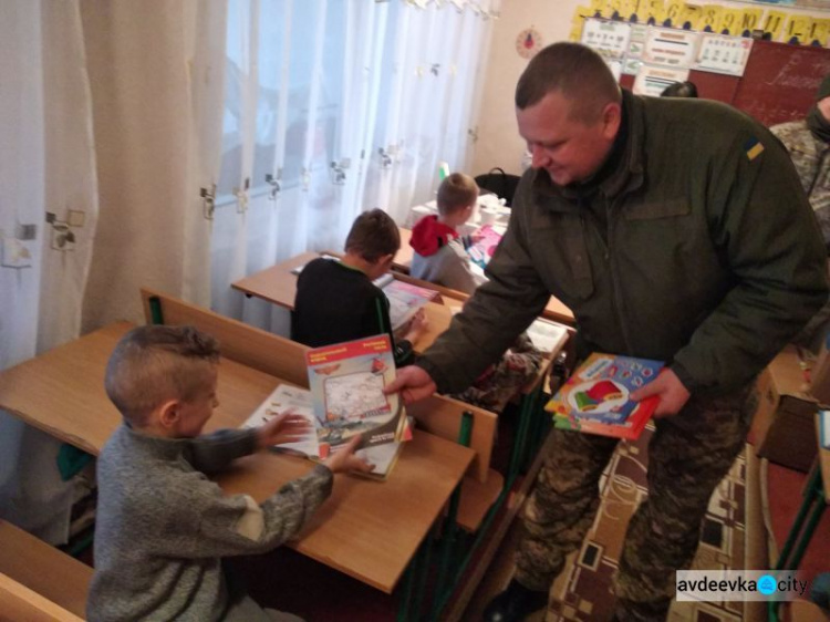 Авдеевские «симики» доставили подарки детям и военным, а также помогли вернуть свет (ФОТО)