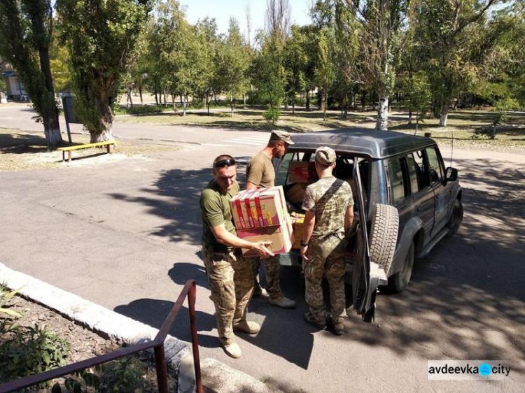 Авдеевские "симики" доставили в прифронтовые поселки свежую прессу, одежду и обувь (ФОТО)