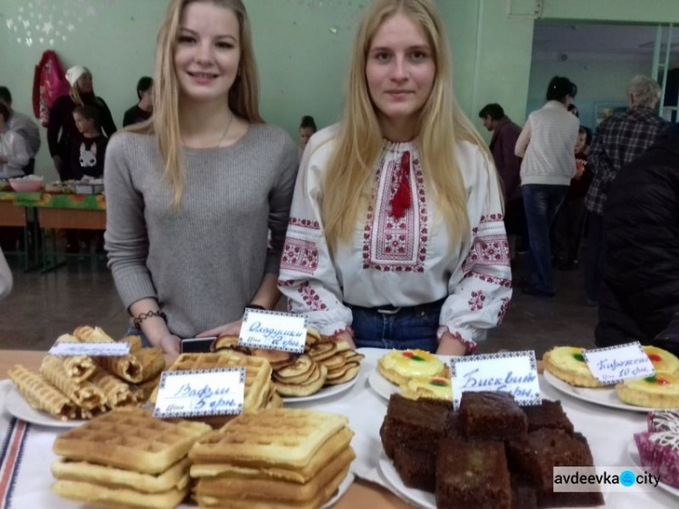 В одной из школ Авдеевки устроили вкусную ярмарку (ФОТО)