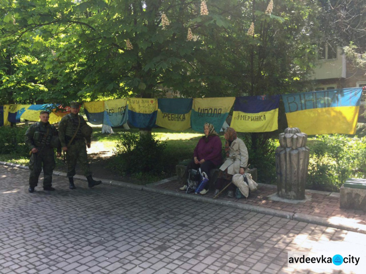 Бульвар в прифронтовой Авдеевке заполонили флаги с пожелания мира в Украине (ФОТОРЕПОРТАЖ)