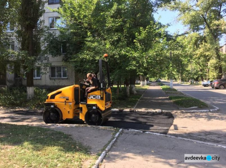 В Авдеевке поздравили героев коммунального фронта