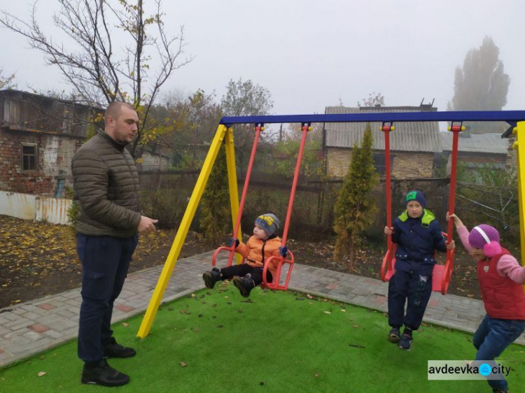 Детвору в старой части Авдеевки порадовали новым местом отдыха: фоторепортаж