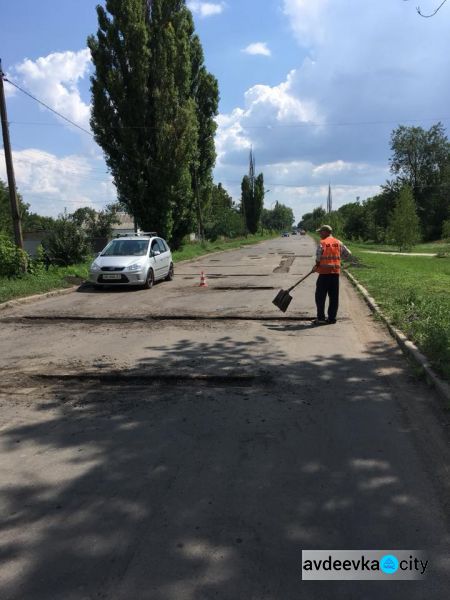 Фотофакт: в Авдеевке идет дорожный ремонт