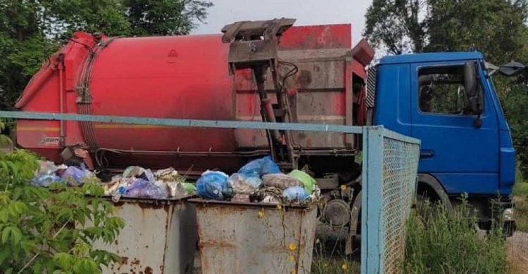 Міське комунальне підприємство поступово звільняє Авдіївку від накопиченого сміття