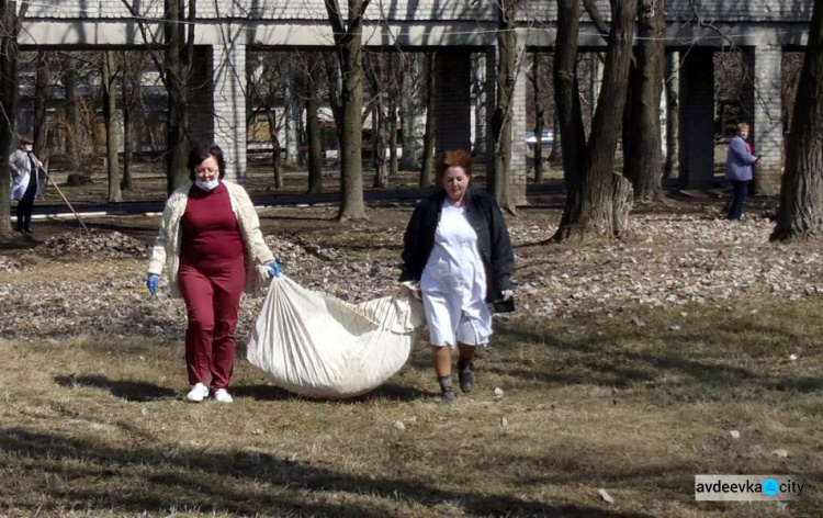 В Авдіївці військові та місцеві медики вийшли на суботник