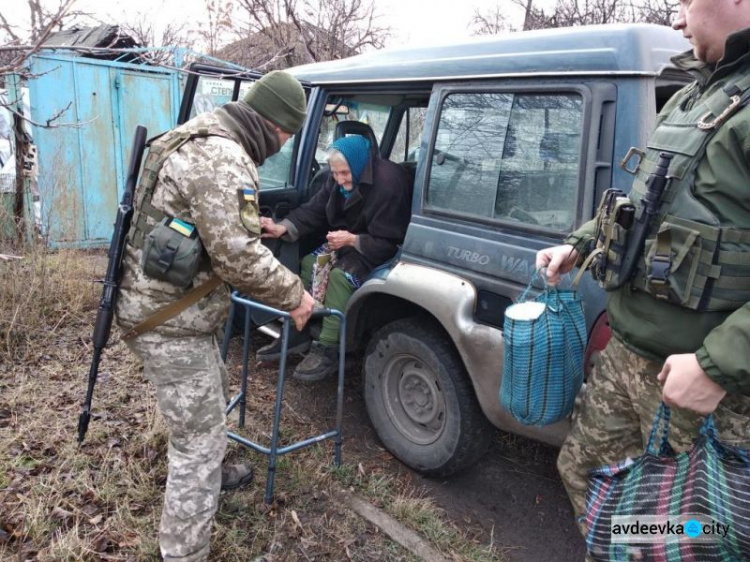 Авдеевские «симики» доставили подарки детям и военным, а также помогли вернуть свет (ФОТО)