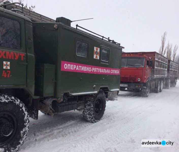 Снежные ловушки Донбасса: на помощь пришли спасатели (ФОТО)