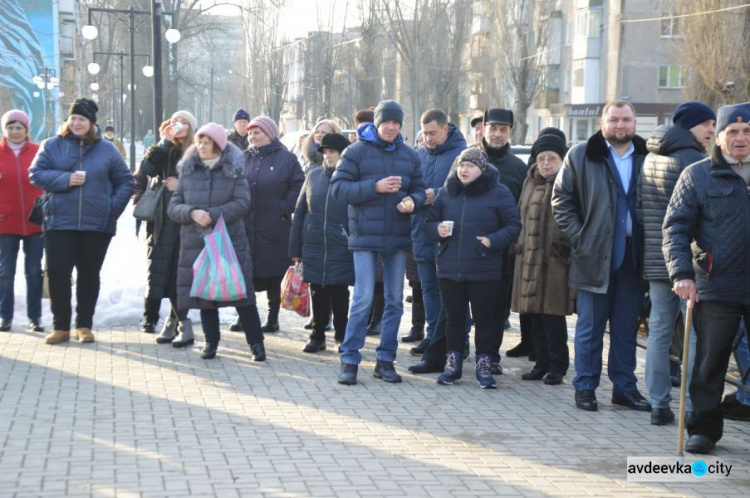 В День всех влюблённых АКХЗ подарил авдеевцам сердце с горящим коксом (ФОТО)