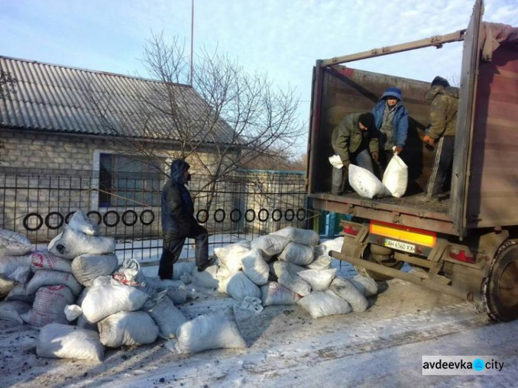 ADRA Ukraine обеспечила углем почти 1300 семей в "серой зоне" на Донбассе (ФОТО)