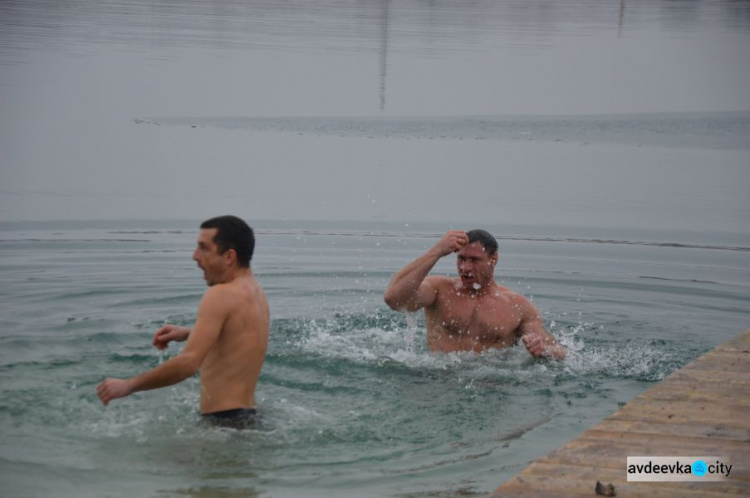 Сотни авдеевцев пришли окунуться в священную воду (ФОТОФАКТ)