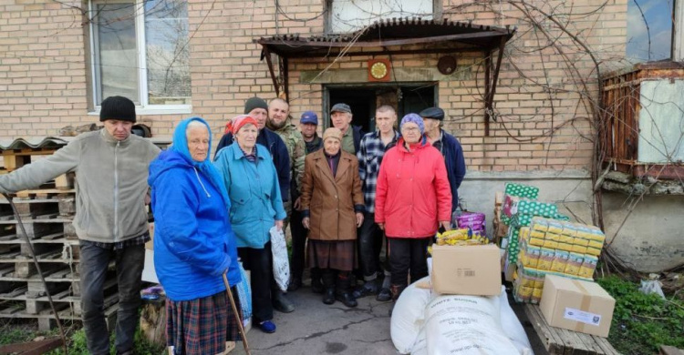 Мешканцям Опитного привезли продукти до Великоднього столу