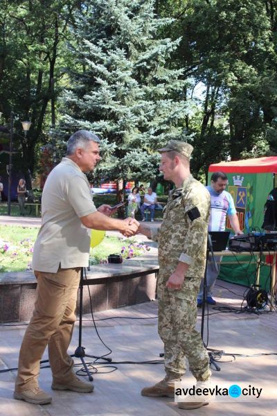 День независимости Украины отметили в Авдеевке молитвой, медалями, песнями и возложением цветов (ФОТО)