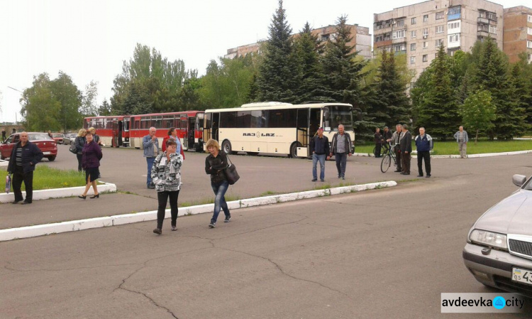 Авдеевка прощается с жертвами обстрела боевиков (ФОТОФАКТ)