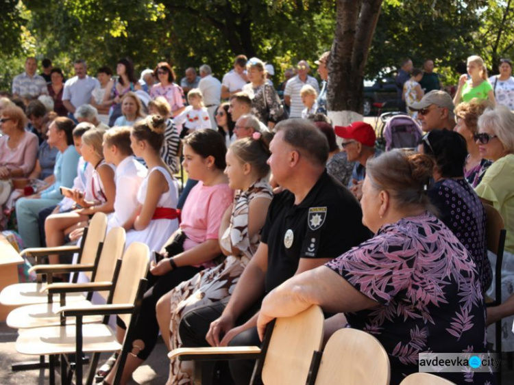 В Авдеевке полицейские поздравили школу с юбилеем (ФОТО)