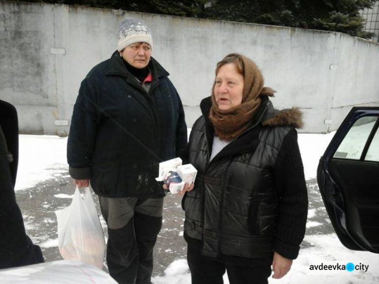 Малообеспеченным семьям и пенсионерам в старой Авдеевке доставили продуктовые наборы и лекарства (ФОТО)