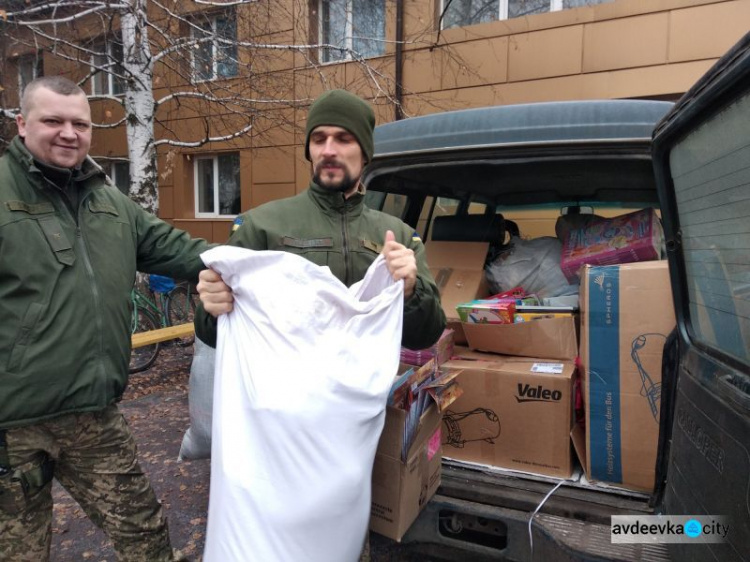 Авдеевские «симики» доставили подарки детям и военным, а также помогли вернуть свет (ФОТО)