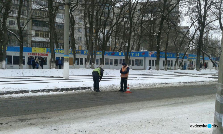 Авдеевские коммунальщики вышли на борьбу с последствиями снегопада (ФОТОФАКТ)