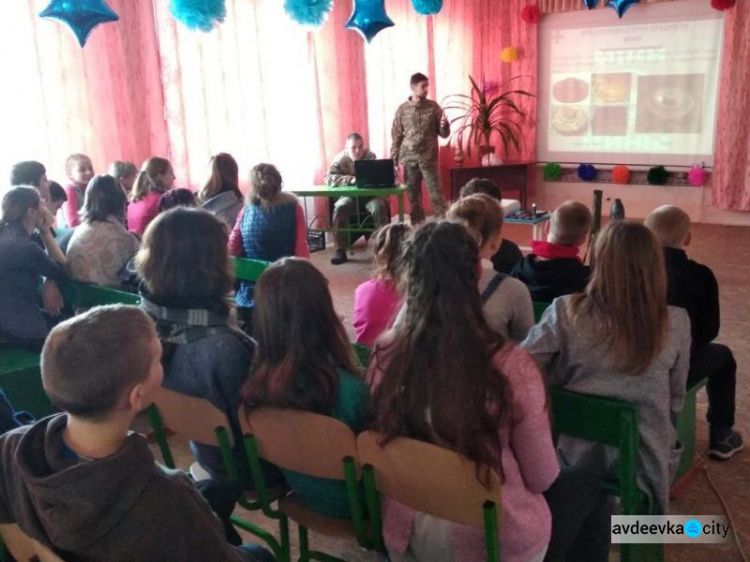 Авдеевские «симики» развозили подарки и учили безопасности (ФОТО)