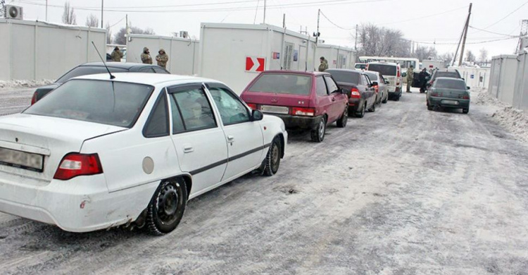 Свыше 300 авто стояло утром в очередях у донбасских пунктов пропуска