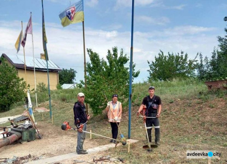 Коммунальщики Авдеевки благоустроили мемориал на «Промке»