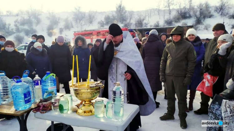 В Авдеевке на песчаном карьере провели крещенские мероприятия (ФОТО)