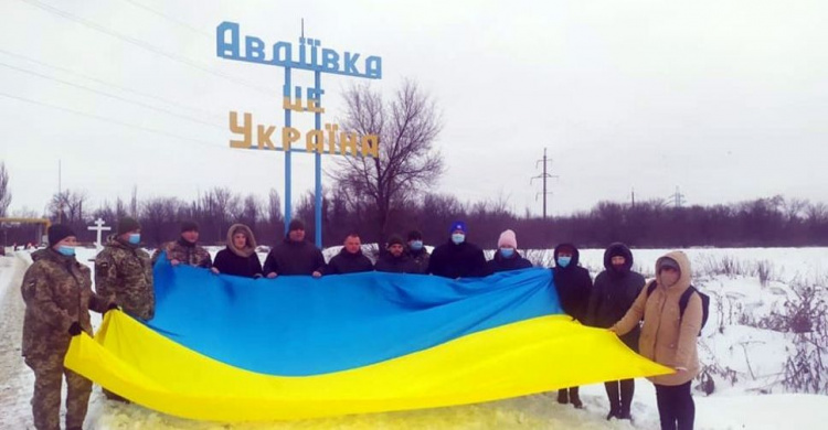 На в'їзді в Авдіївку в День Соборності підняли великий прапор