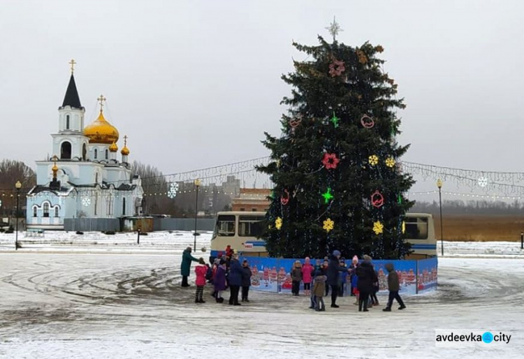 Авдеевцев приглашают стать участниками онлайн конкурса "Фото с чудо-елкой на ДК ТиС"