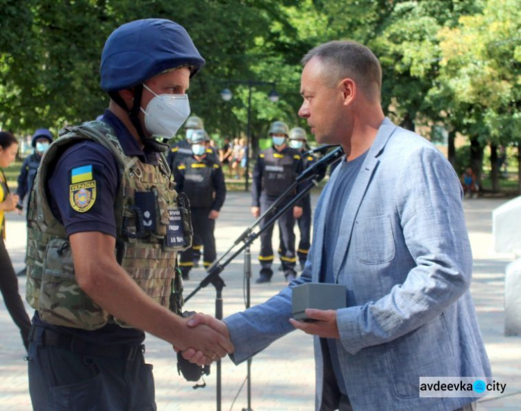 В Авдеевке спасателей ГСЧС Украины поблагодарили за восстановленные дома