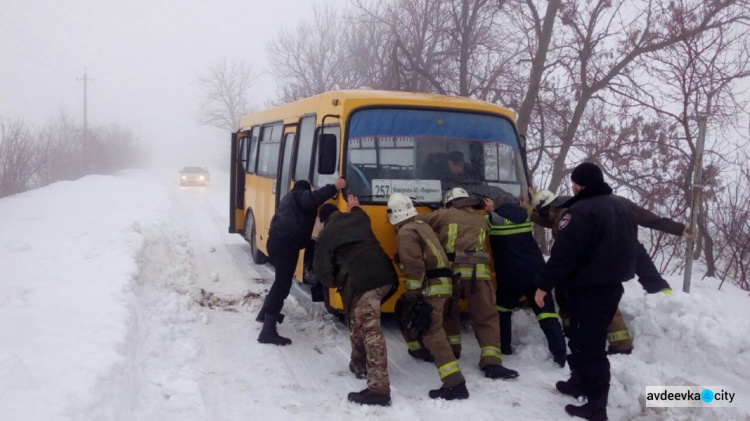 Спасатели на Донетчине за сутки вызволили из снежных ловушек три автобуса и почти 4 десятка авто