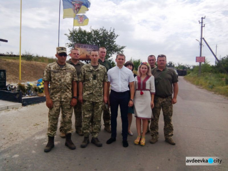 Авдеевские «симики» праздновали, возлагали цветы и сопровождали нардепа (ФОТО)