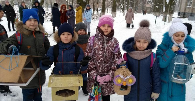 Авдеевские школьники презентовали учебный проект «Птичья столовая» (ФОТОФАКТ)