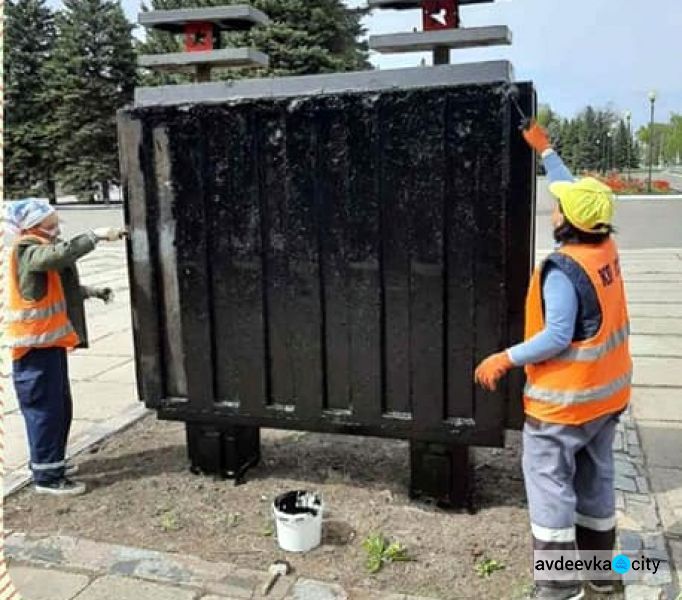 В Авдіївці комунальники привели пам'ятники в належний стан