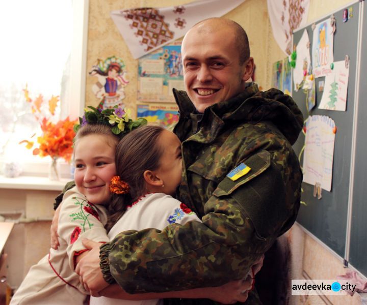 Школьники Авдеевки устроили представление для полицейских (ФОТО)