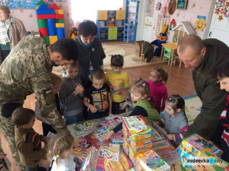 Авдеевские «симики» доставили детям - литературу, а взрослым - воду